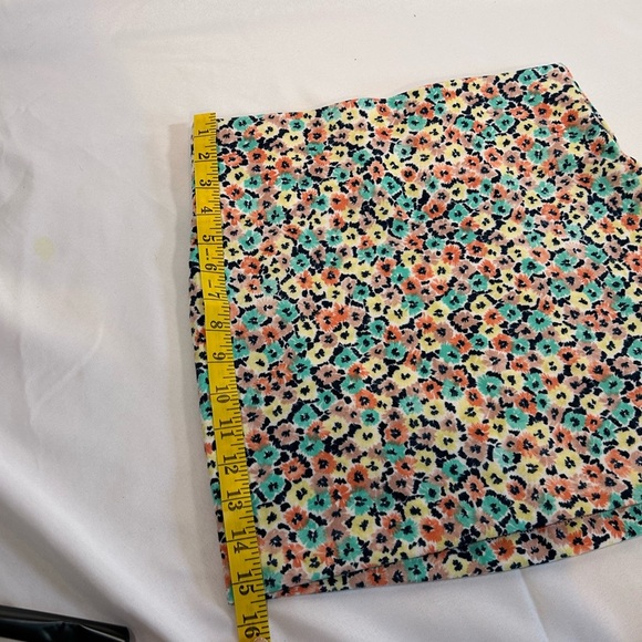 BCBGeneration mini skirt, size small, stretchy perfect for spring - Picture 3 of 7